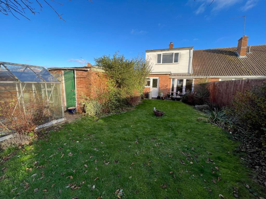 Priory Road, Wollaston... 3 bed semidetached bungalow £900 pcm (£208 pw)