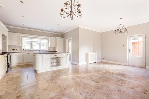 5 bedroom detached house to rent, Highbourne Park, Lenham, Maidstone