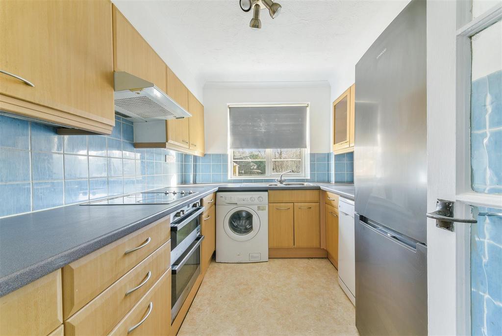 Lancaster Court, Banstead 2 bed apartment £1,450 pcm (£335 pw)