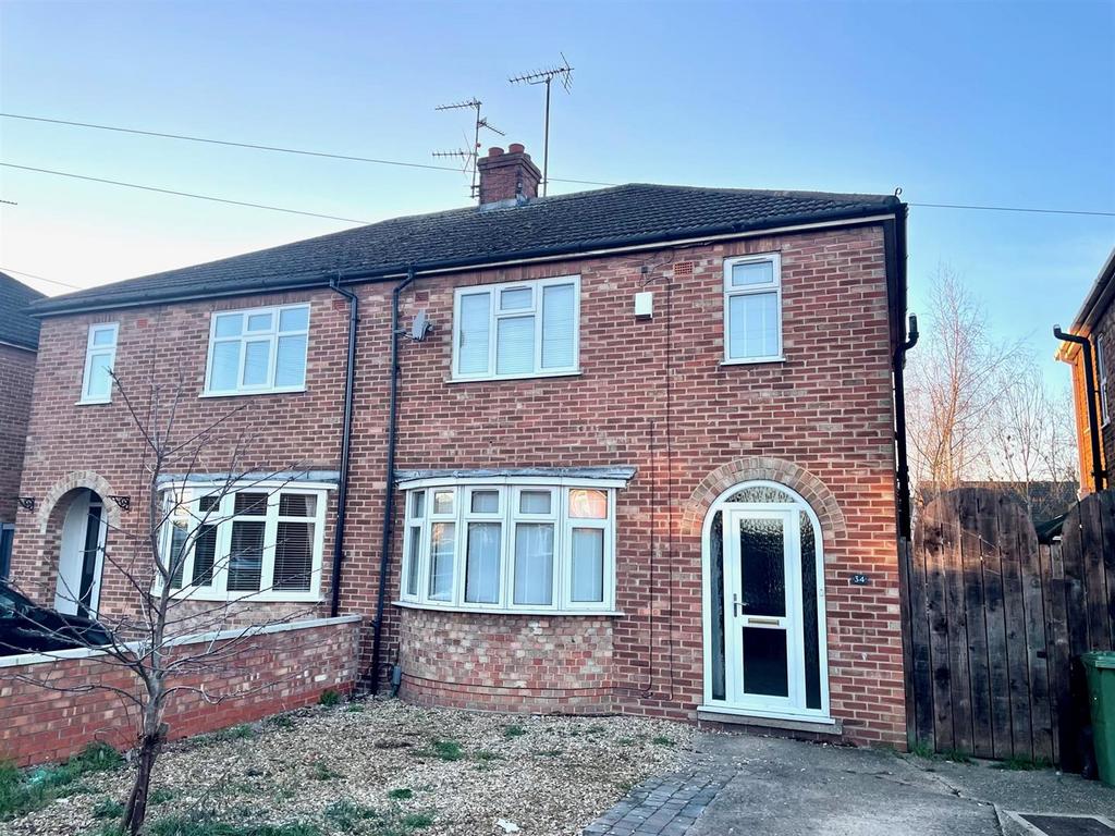 Southfields Drive, Peterborough 3 bed semidetached house £235,000