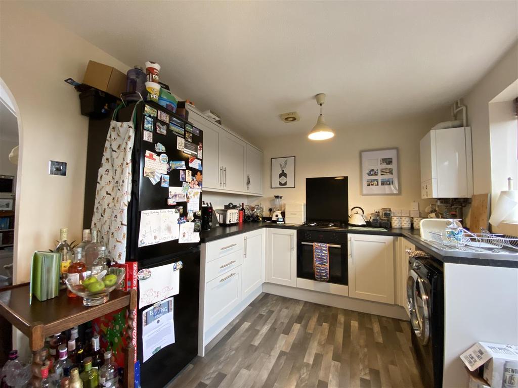 Surrey Drive, Kingswinford 2 bed end of terrace house £795 pcm (£183 pw)