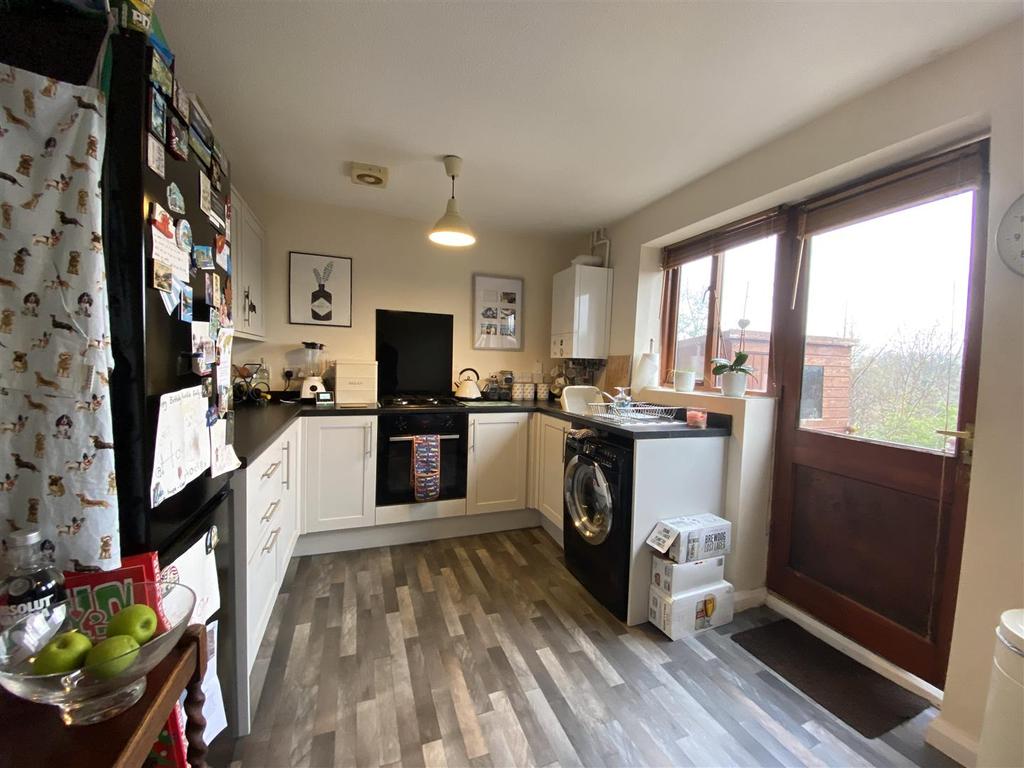 Surrey Drive, Kingswinford 2 bed end of terrace house £795 pcm (£183 pw)