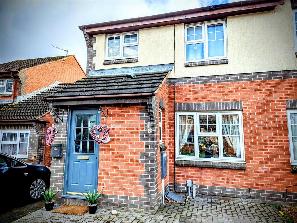 Kestrel Gardens, Quedgeley, Gloucester 3 bed semidetached house £270,000