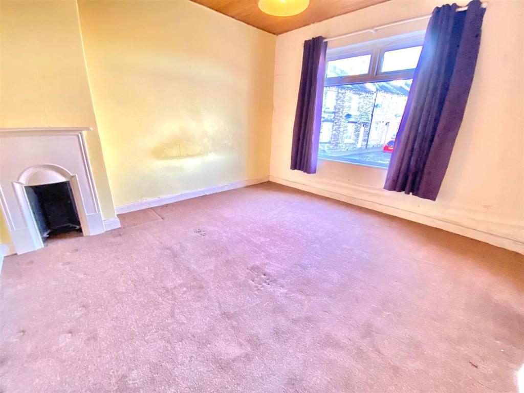 Castle Avenue, Brighouse 2 bed end of terrace house £75,000