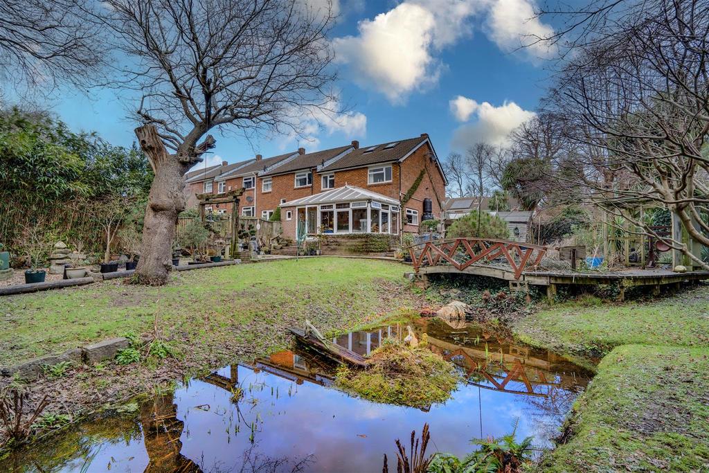 Rowe Ashe Way, Locks Heath, Southampton 3 bed end of terrace house for
