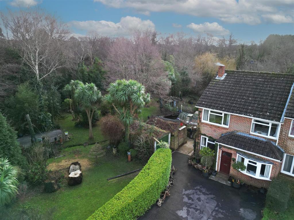 Rowe Ashe Way, Locks Heath, Southampton 3 bed end of terrace house for