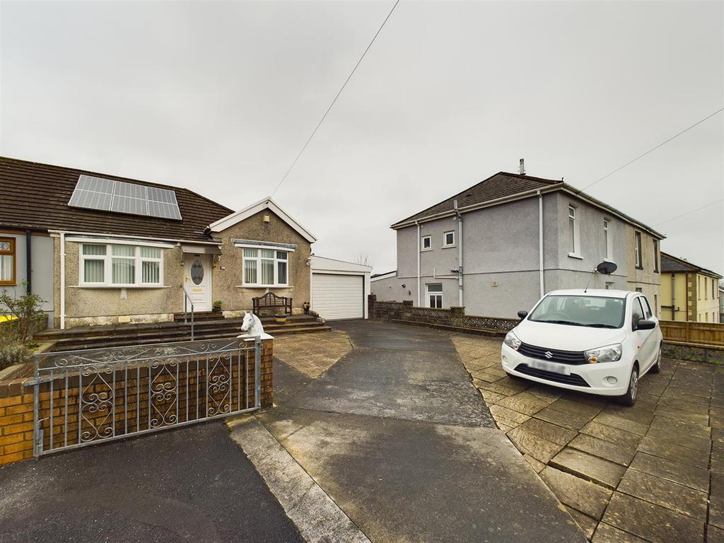 Waun Road, Llanelli 2 bed semidetached bungalow £190,000