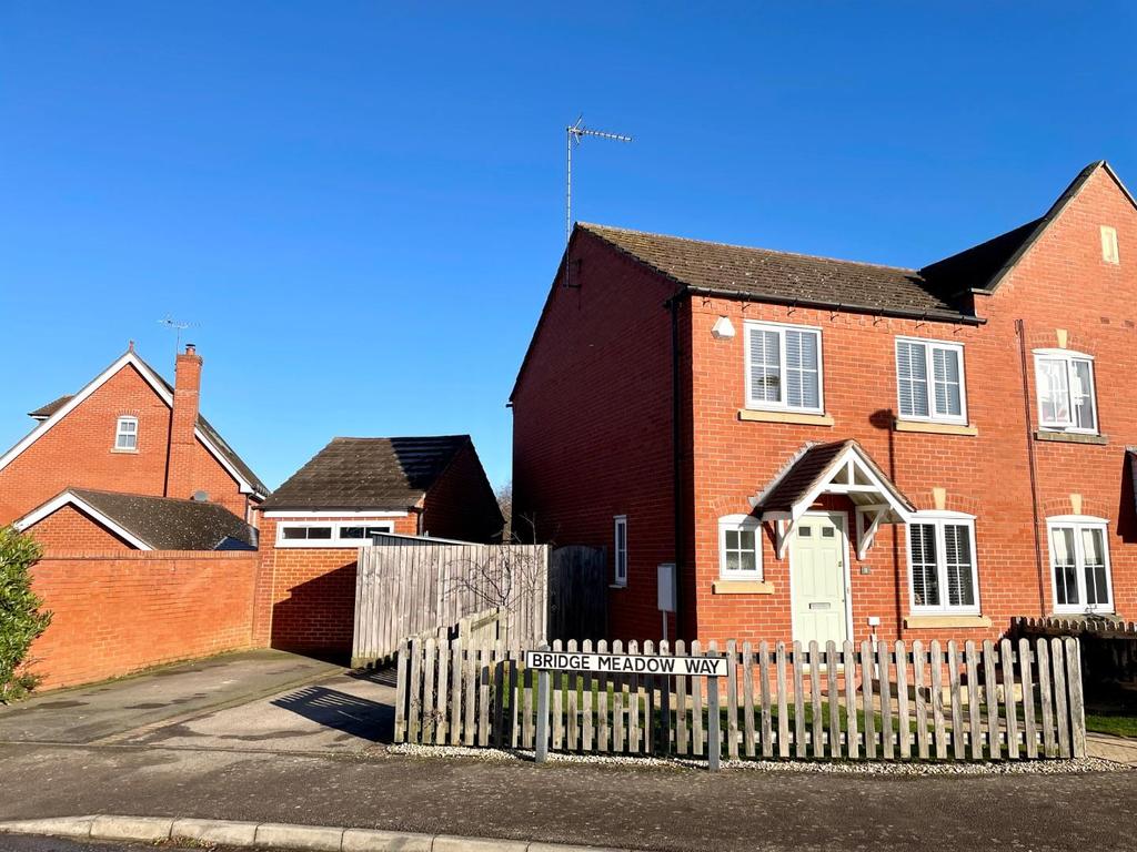Bridge Meadow Way, Grange Park, Northampton NN4 3 bed semidetached