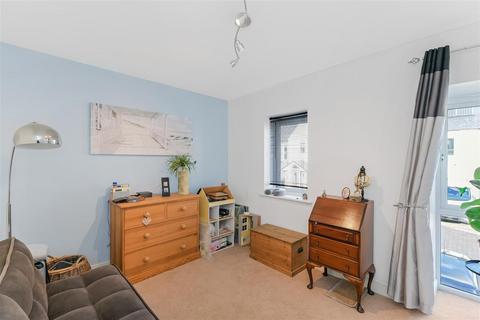 17 King George Way, Chingford, London, E4 7FN
