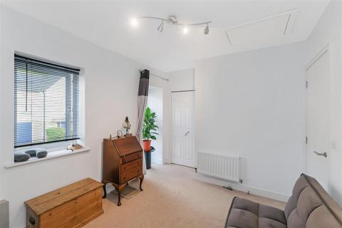 17 King George Way, Chingford, London, E4 7FN