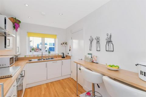 17 King George Way, Chingford, London, E4 7FN