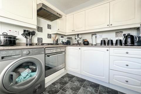 6 Avon Walk, Fareham, PO16 8QH