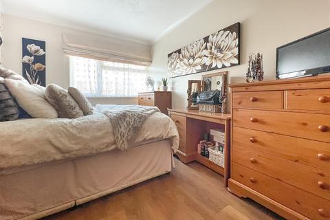 6 Avon Walk, Fareham, PO16 8QH