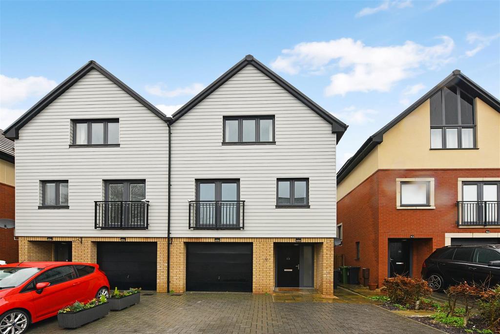 Nautilus Drive, Portchester 3 bed townhouse £400,000