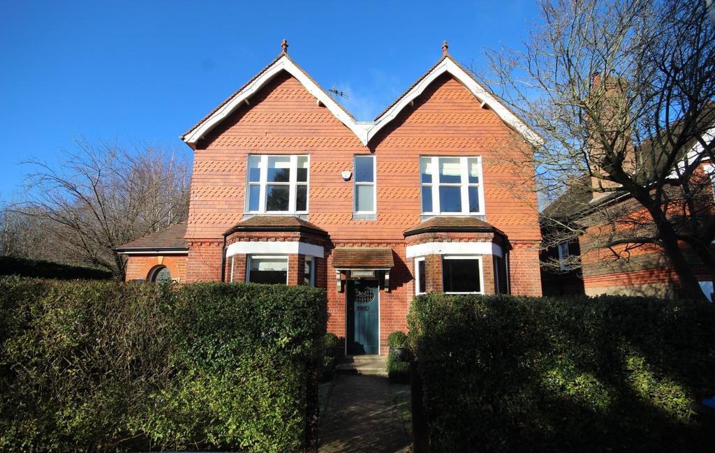 Maypole Road, East Grinstead 4 bed house £3,500 pcm (£808 pw)