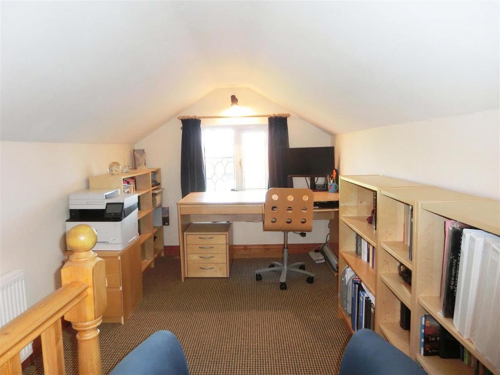 Chantry Close 10 Bedroom 2.jpg