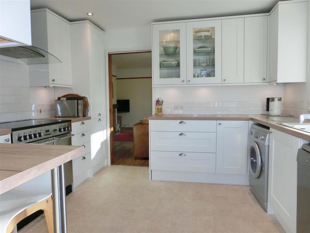 Chantry Close 10 kitchen.jpg