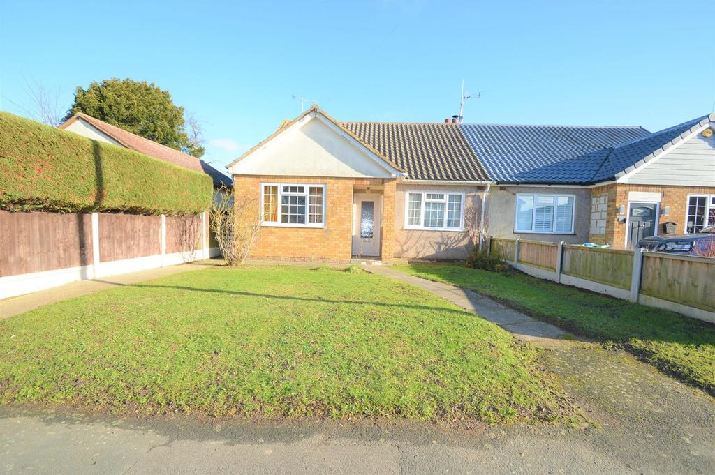 Harewood Avenue, Rochford 3 bed semidetached bungalow £290,000