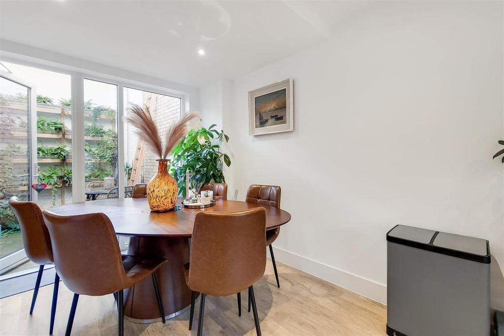 Kempton Mews, East Ham E6 3 bed house £575,000
