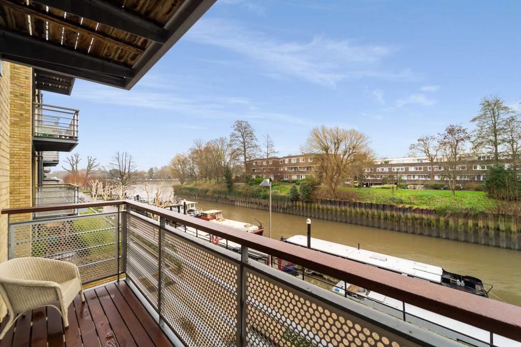 Point Wharf Lane, Ferry Quays, Brentford 1 bed apartment for sale £