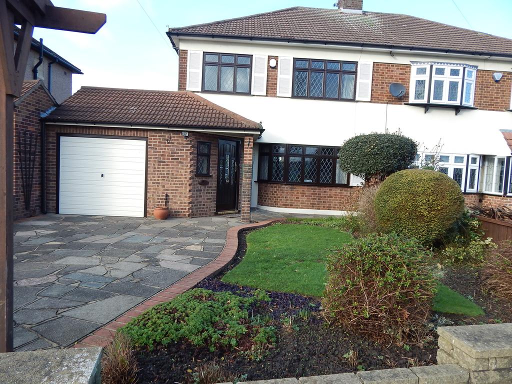 Little Gaynes Lane, Upminster RM14 3 bed semidetached house to rent