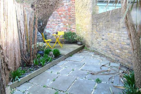 31 Albion Road, Twickenham, TW2 6QJ