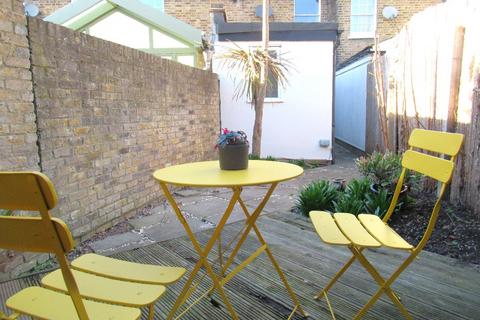 31 Albion Road, Twickenham, TW2 6QJ