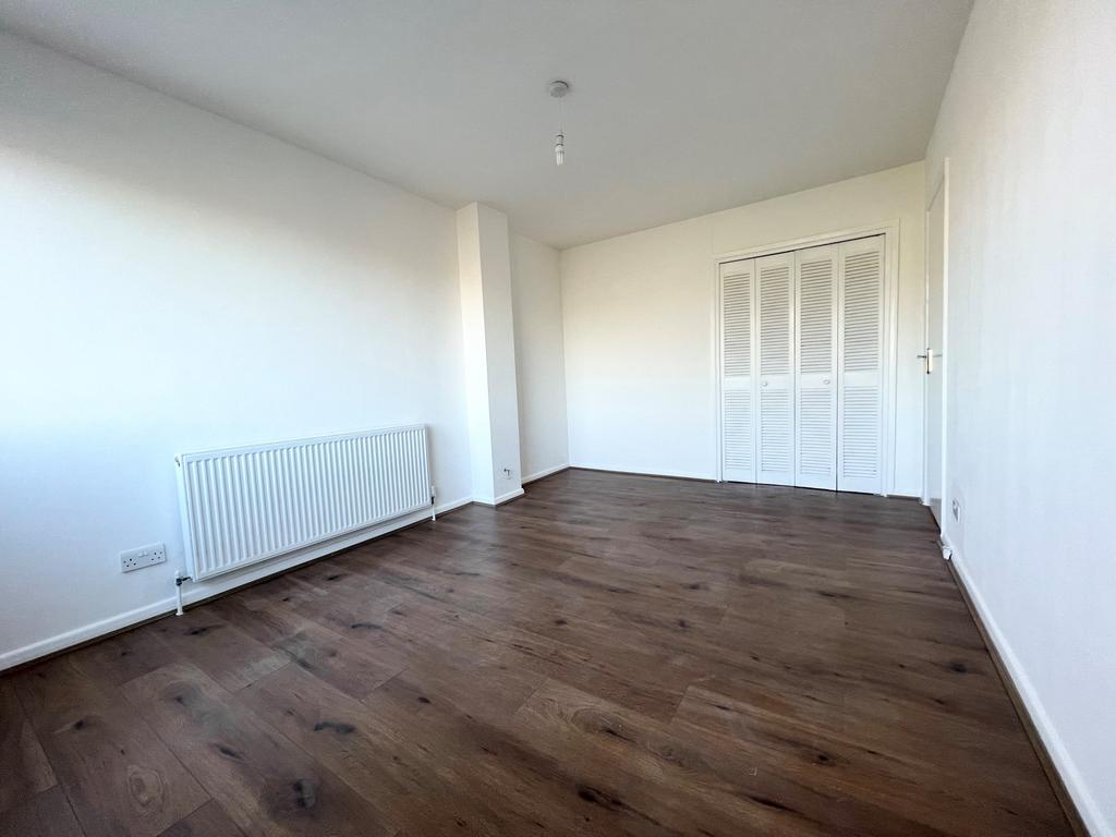 Ailantus Court, Stonegrove, Edgware, HA8 2 bed flat £1,600 pcm (£369 pw)