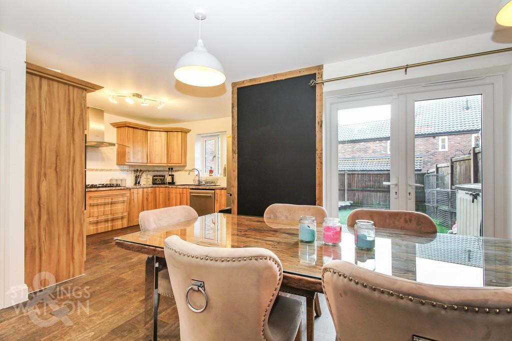 Potters Way, Poringland, Norwich 3 bed semidetached house £350,000