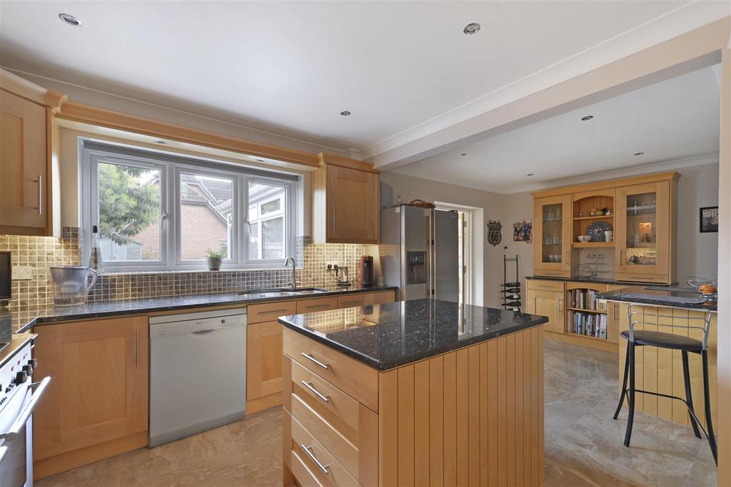 Lambourne Drive, Kings Hill 4 bed detached house £979,000