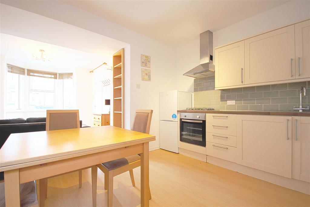 Coningsby Road, Ealing 2 bed flat £1,800 pcm (£415 pw)