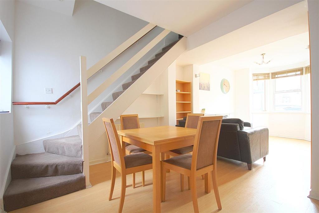 Coningsby Road, Ealing 2 bed flat £1,800 pcm (£415 pw)