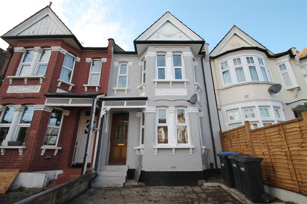 New River Crescent, Palmers Green... 4 bed house £2,375 pcm (£548 pw)