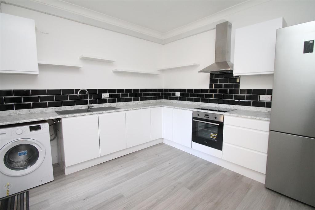 New River Crescent, Palmers Green... 4 bed house £2,375 pcm (£548 pw)