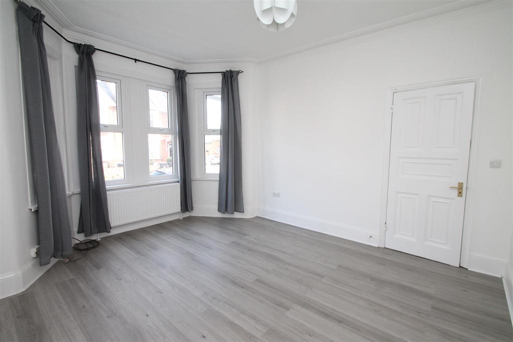 New River Crescent, Palmers Green... 4 bed house £2,375 pcm (£548 pw)