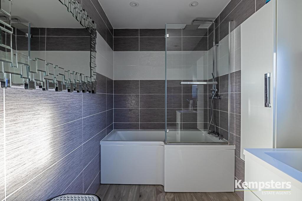 Bathroom 2nd.jpg