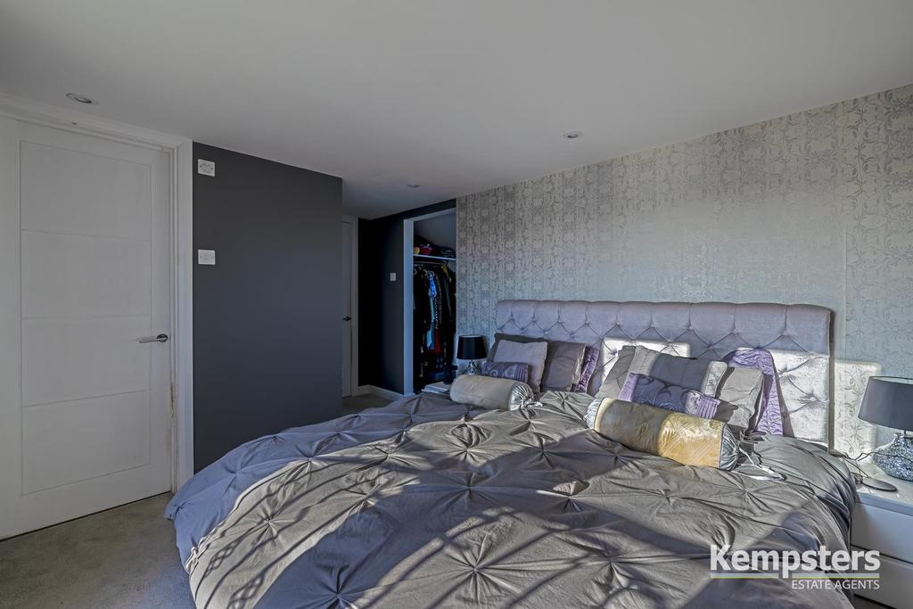 Bedroom 1 4th.jpg