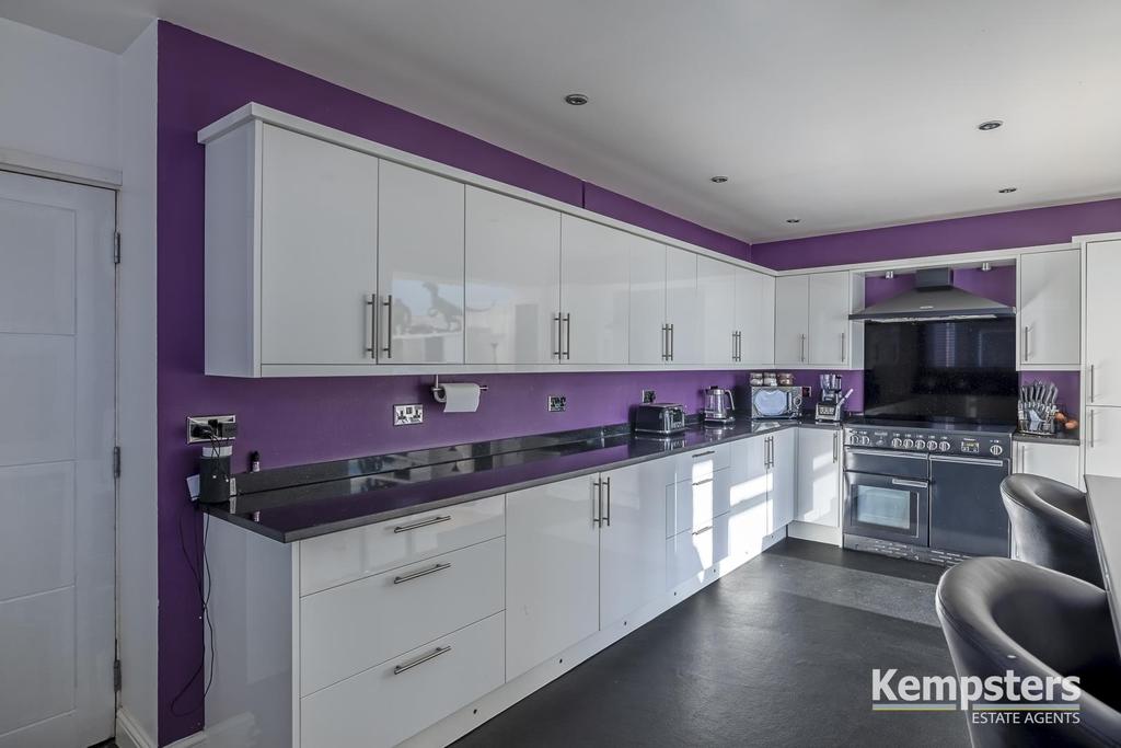 Kitchen 1.jpg