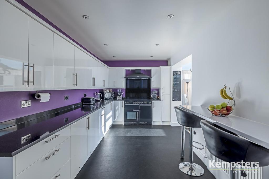 Kitchen 2.jpg