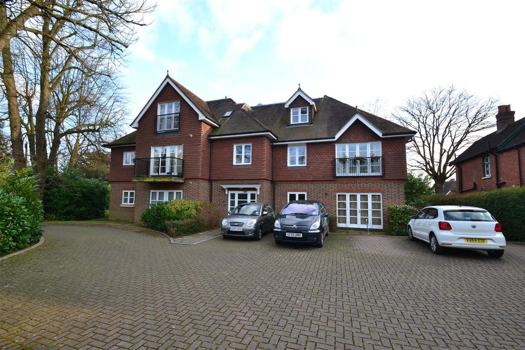 Ringley Avenue, Horley 2 bed flat £1,300 pcm (£300 pw)