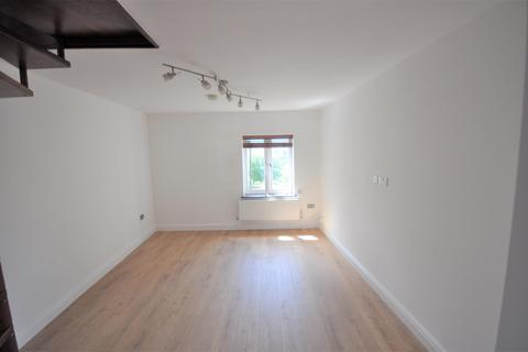 15 Spring Lane, Farnham, GU9 0JD