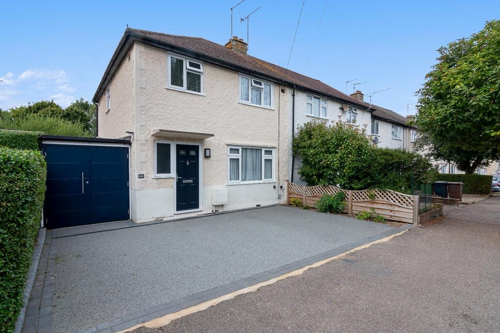 Coombes Road, London Colney, St. Albans, AL2 1ND 3 bed end of terrace