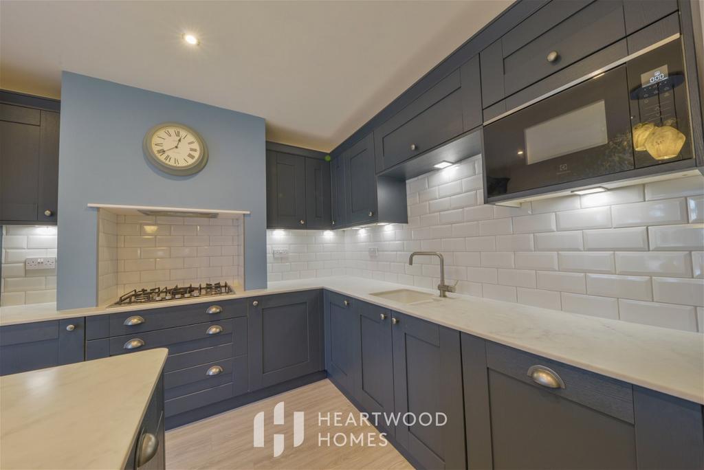 Coombes Road, London Colney, St. Albans, AL2 1ND 3 bed end of terrace