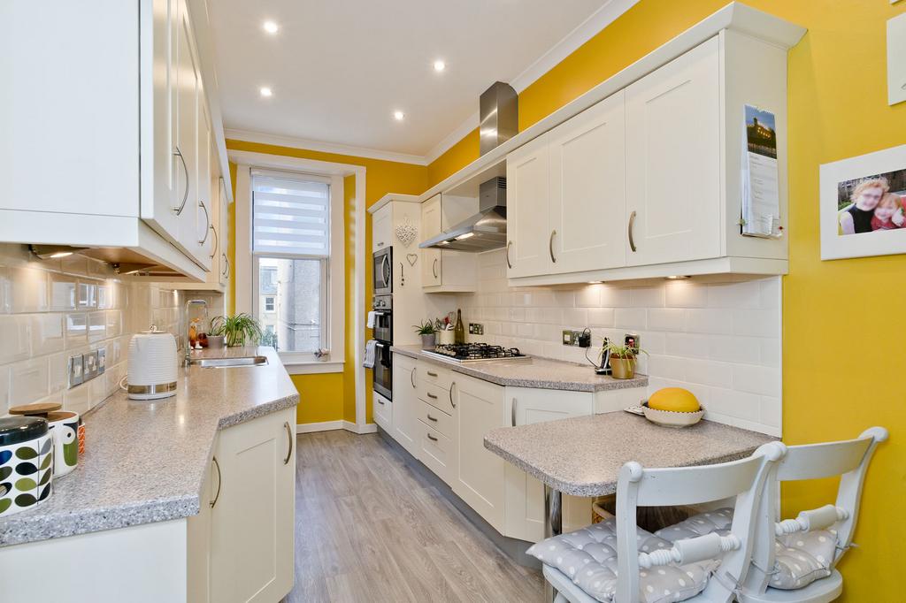 27a Bush Street, Musselburgh, East Lothian EH21 6DB 3 bed flat £250,000