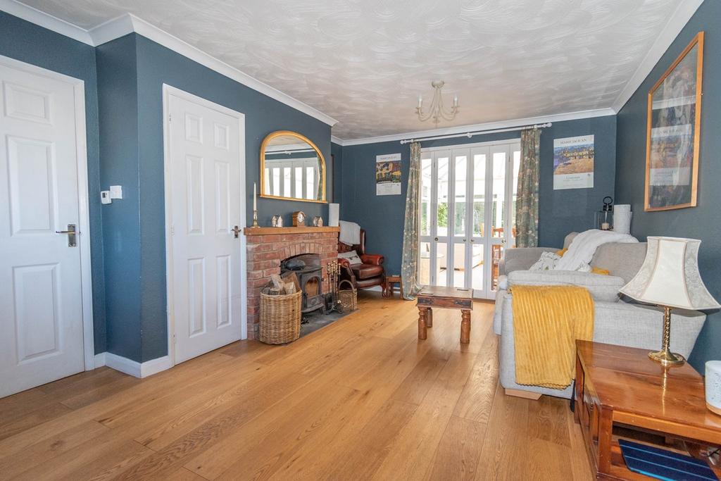 Jubilee Avenue, Fakenham, NR21 3 bed semidetached house £320,000