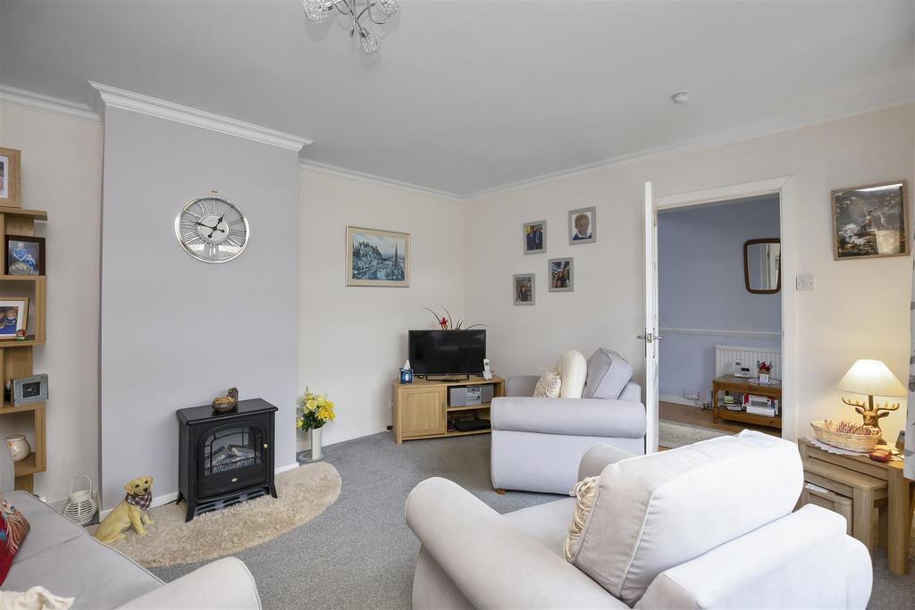 23 Whitelaw Crescent, Dunfermline... 3 bed terraced house £120,000