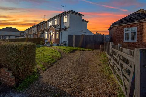 3 bedroom semi-detached house for sale - Kingley Drive, Wickford, SS12