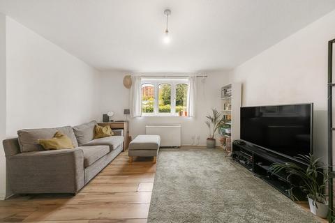 2 bedroom flat to rent - Armoury Road London SE8