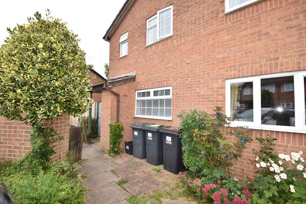 Harlestone Close, Luton... 1 bed end of terrace house £900 pcm (£208 pw)