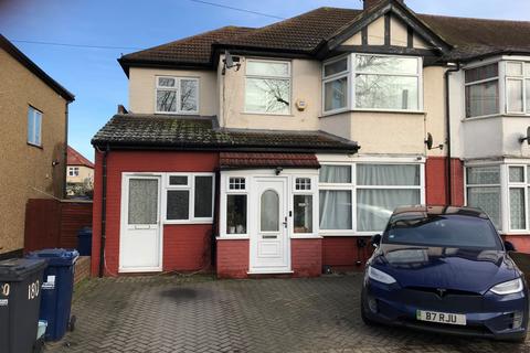 Studio to rent, Whitton Avenue East, Greenford, UB6